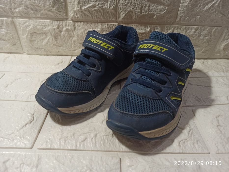 Кросівки 19 см, кеди Clarks 18 см, чоботи Демі 18 см.