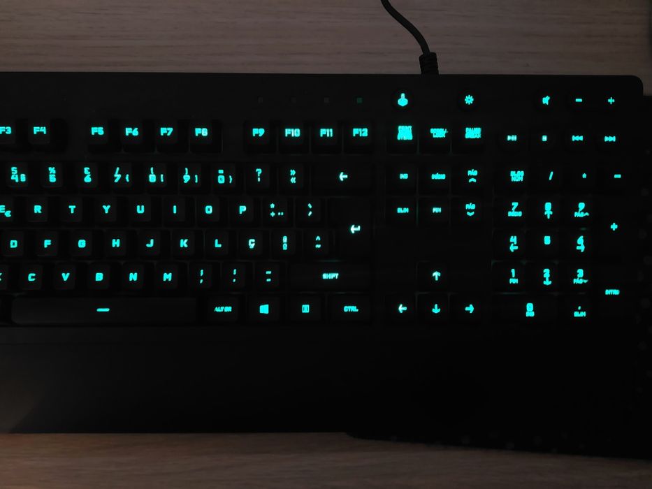 Teclado Logitech G213