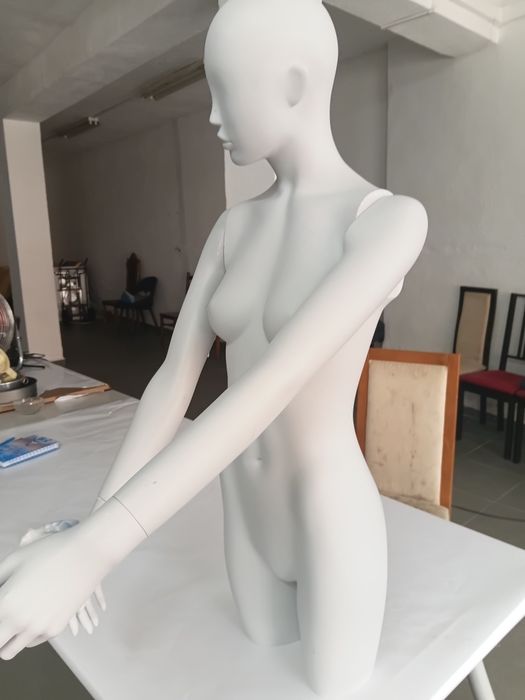 Manequim 1/2 corpo feminino tamanho natural  1,06  mtr x 40 cm (bom estado)