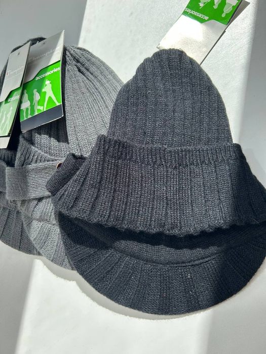 шапки-біні від бренду Champion.