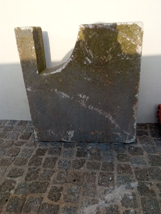 Mesa exterior vidro com três pés em betão medidas nas imagens.