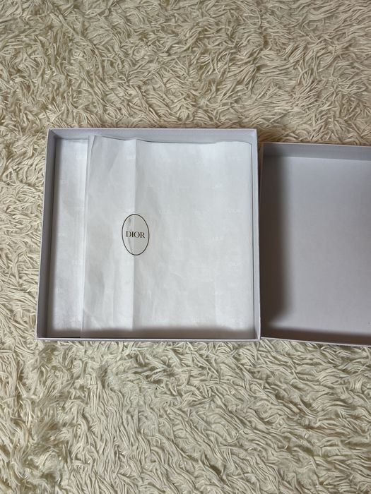 Коробка Dior з конвертами та стрічкою