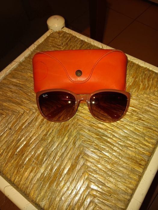 Óculos de sol Rayban.
