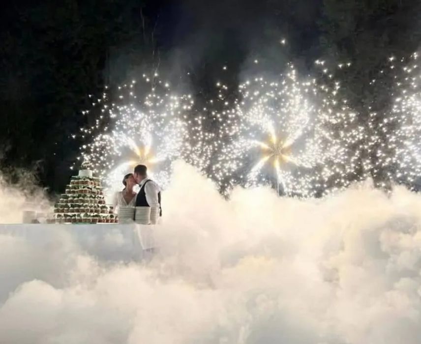 Wodospad iskier Wiatraki iskier Ciężki dym dywan kolorowe wystrzały we