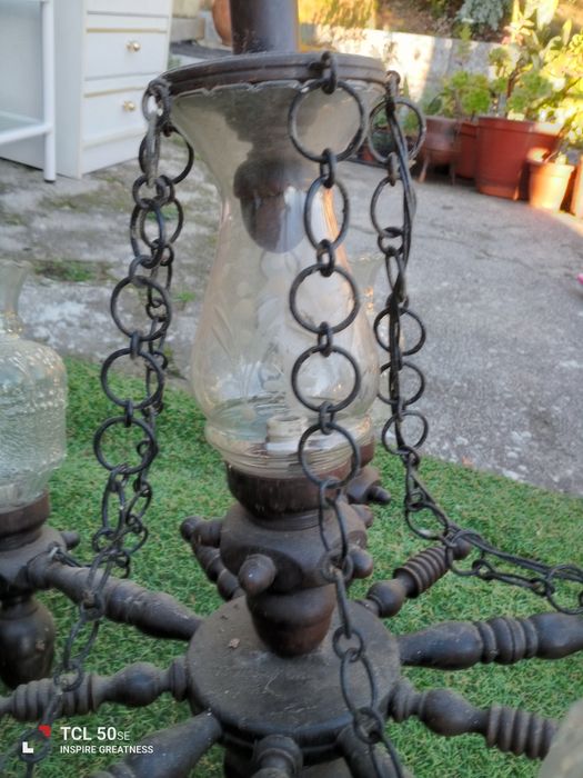 Candeeiro de teto muito antigo com seis globos.