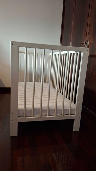 Vendo berço IKEA com colchão em excelente estado