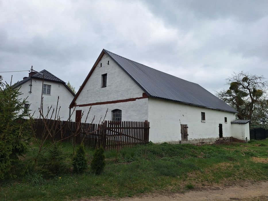 Sprzedam gospodarstwo rolne z domem, zabudowaniami i ziemią.