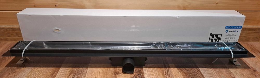 Nowy odpływ liniowy Sanitline do łazienki 80 cm czarny mat.