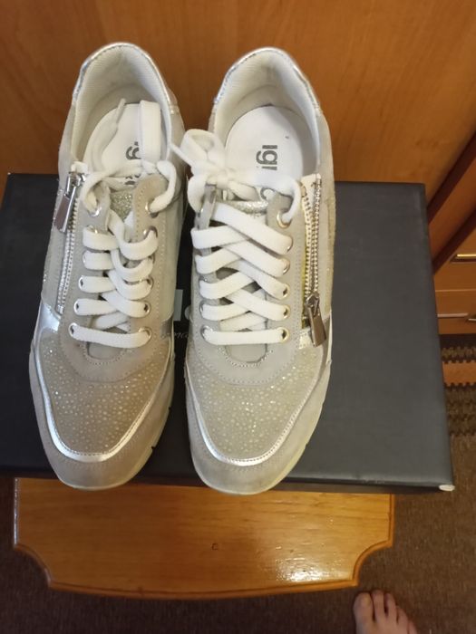 Кроссовки женские  итальянские  36р