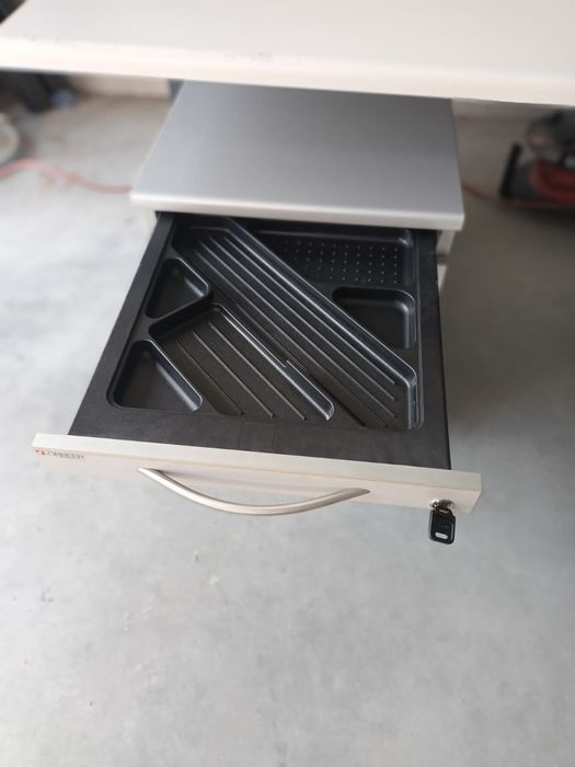 Biurko elektryczne z elektrycznie regulowanym blatem