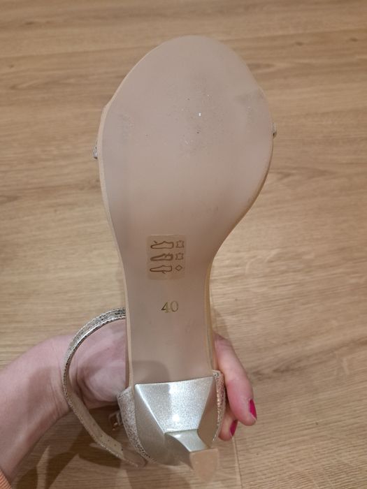 Złote buty szpilki