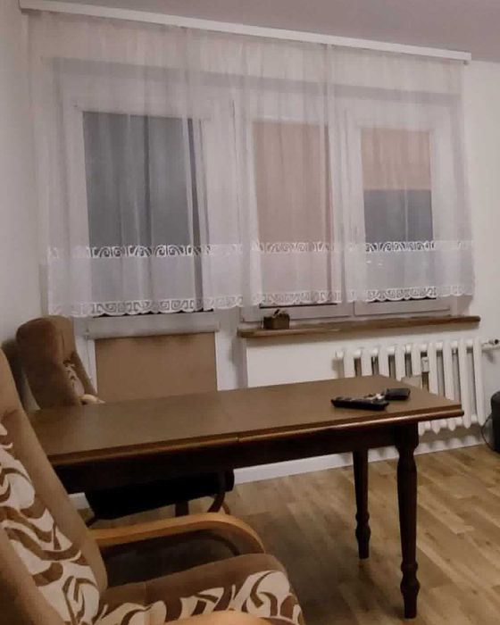 Stół rozkładany drewniany z ozdobnymi nogami