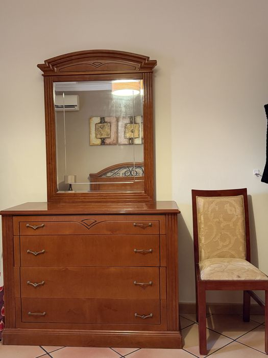 Cómoda vintage com espelho e cadeira