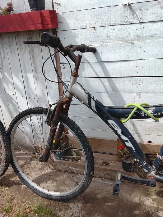 Duas bicicletas + pneu suplente