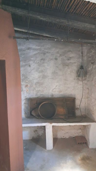 Vende-se casa para recuperar nos arredores de Almodôvar