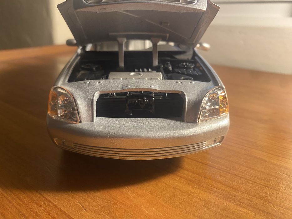 Carro miniatura Cadillac DeVille - Maisto - Escala 1/18.