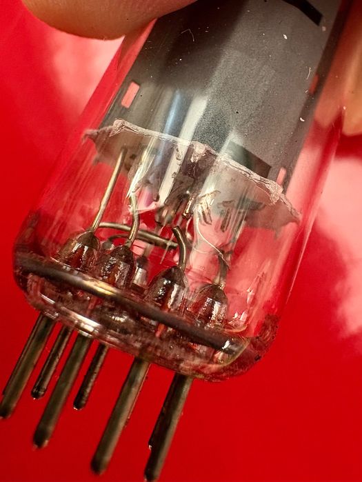 Lampa elektronowa NOS RT (La Radiotechnique) EL84