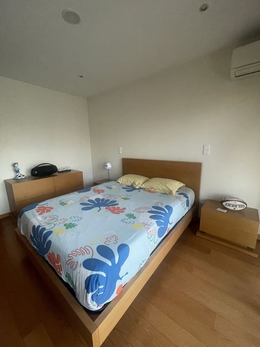 Quarto completo com cama de casal e mobilia