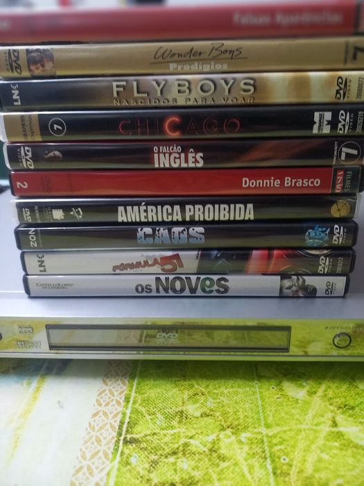 Leitor  de DVD  da marca Denver em  ótimo estado e a funcionar  perfeitamente, oferta de 10 DVD originais.