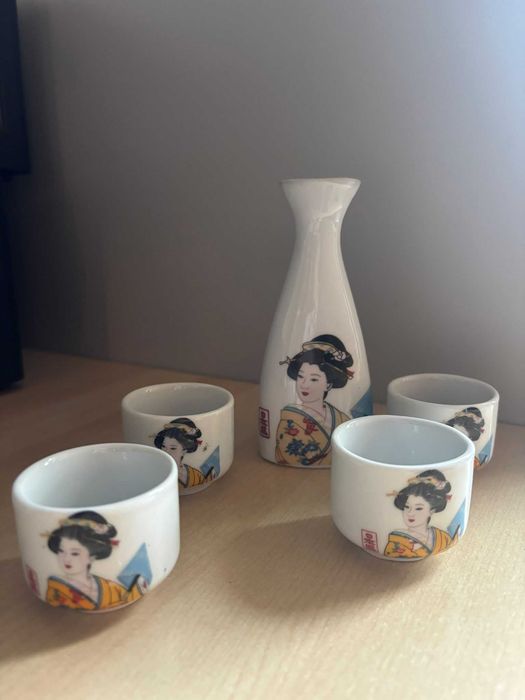 butelka na sake  i kubki na sake zestaw ceramiczny