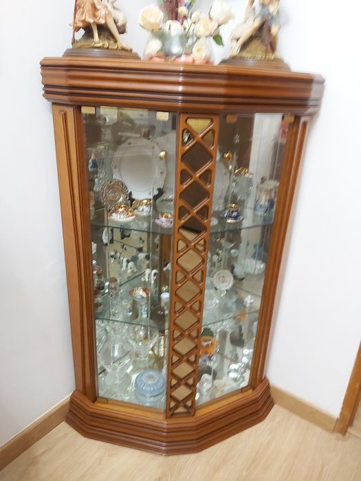 Móvel de canto cristaleira em madeira e vidro com iluminação interior