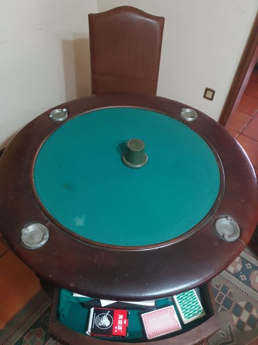 Mesa de jogo e 4 cadeiras