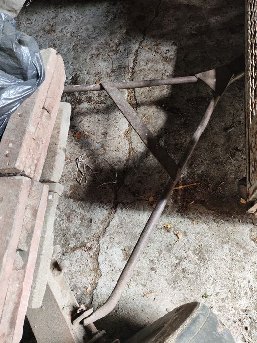 Wóz drewniany na pompowanych kołach.