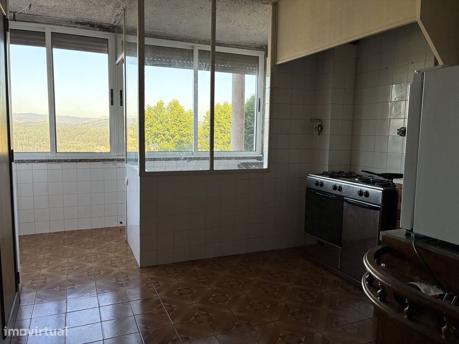 Apartamento T3 com garagem e jardim em São João