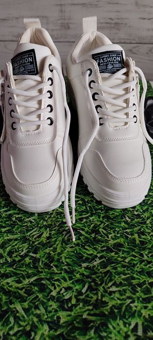 Продам  новые  кроссовки