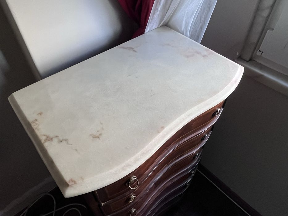 Comoda antiga com tampo em pedra marmore