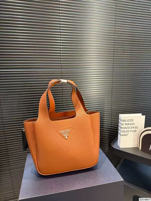 Жіноча сумка Prada