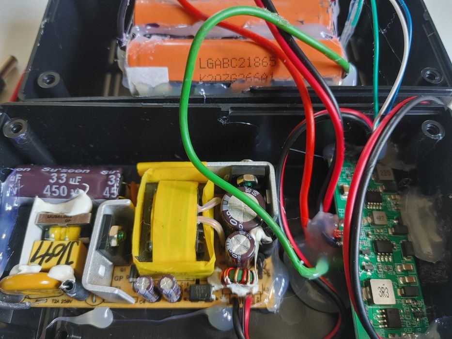 Упс для роутера, модема, камер та іншого 12V 36Вт. З акумуляторами 18650..