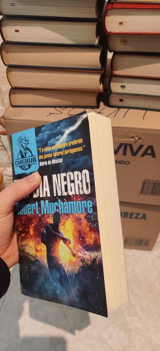 Livro CHERUB Um Dia Negro - Robert Muchamore
