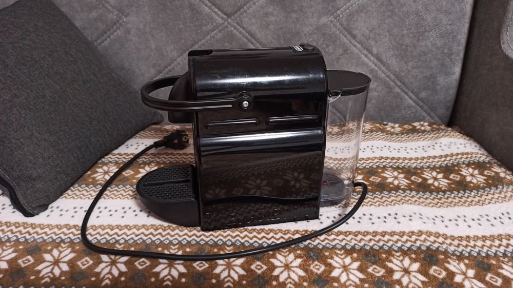 Капсульна кавомашина Nespresso Delonghi en80.b