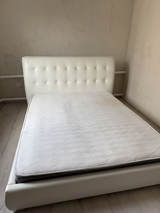 Двоспальне ліжко з матрацом