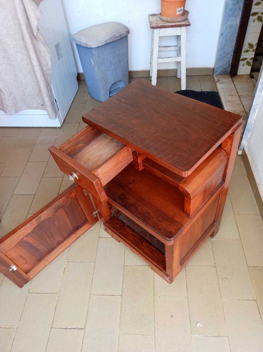 mesa de cabeceira antiga em bom estado
