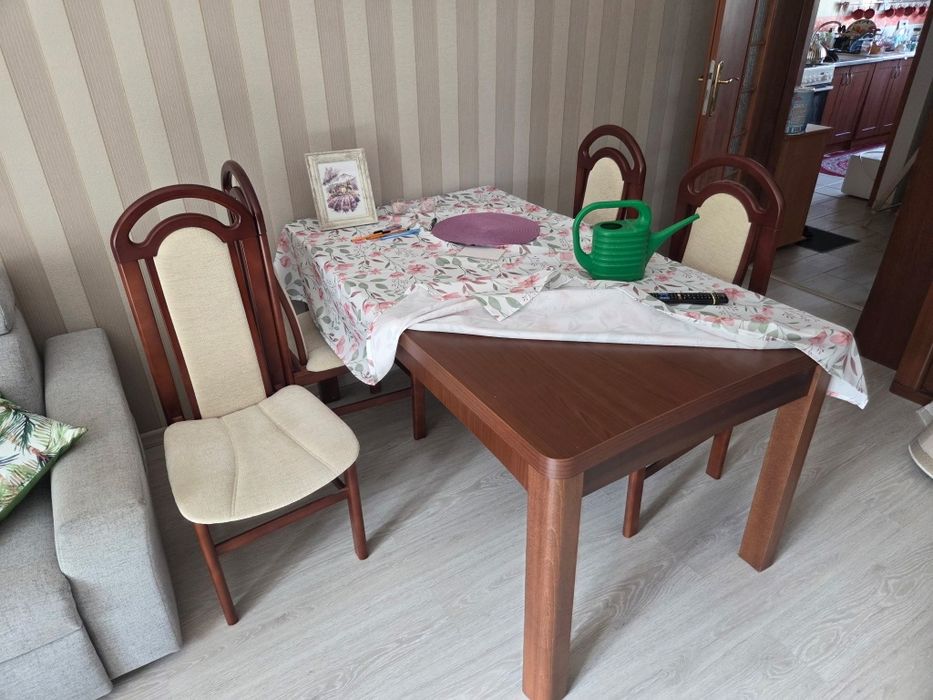Stół z krzesłami drewno