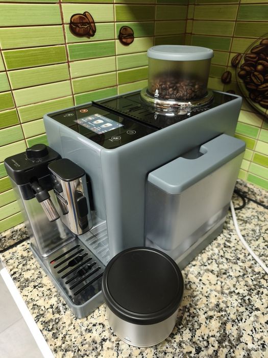Máquina de café automática Delonghi Rivelia com garantia até outubro de 2027