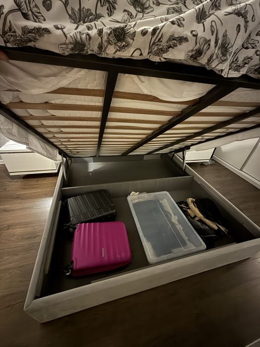 Cama e mesas de cabeceira