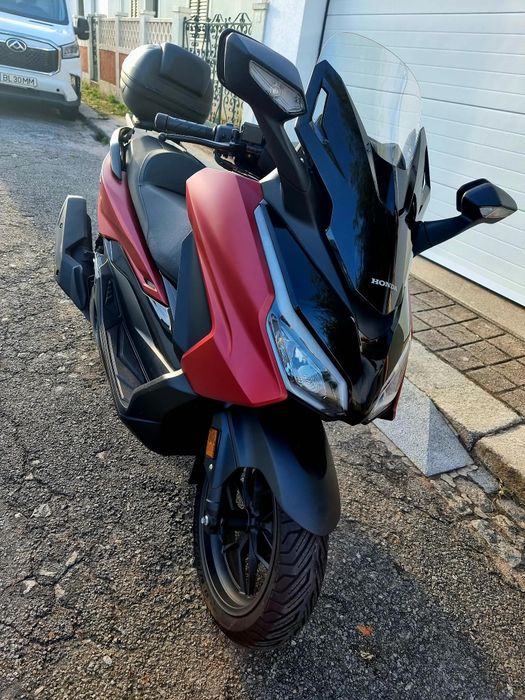 Honda Forza 125 – 2023 – Apenas 3.900 km – Vermelha