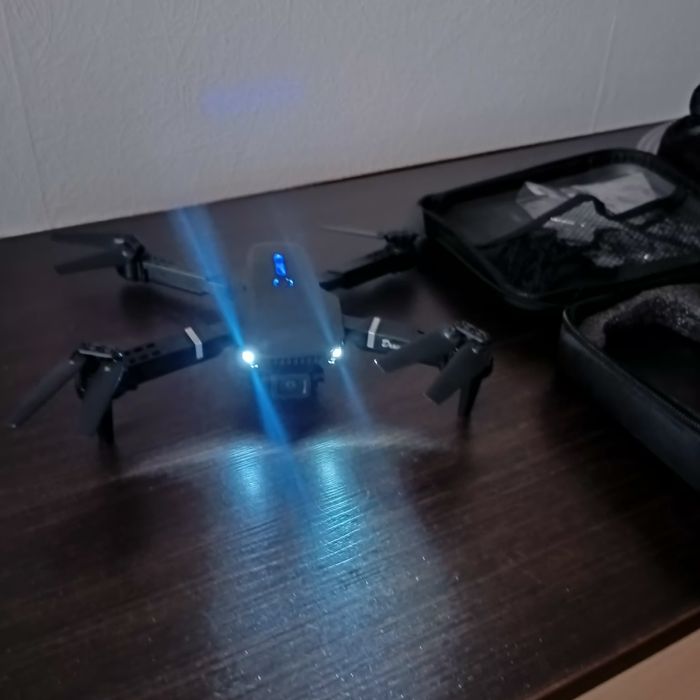 Dron z kamerą + zapasowe śmigła