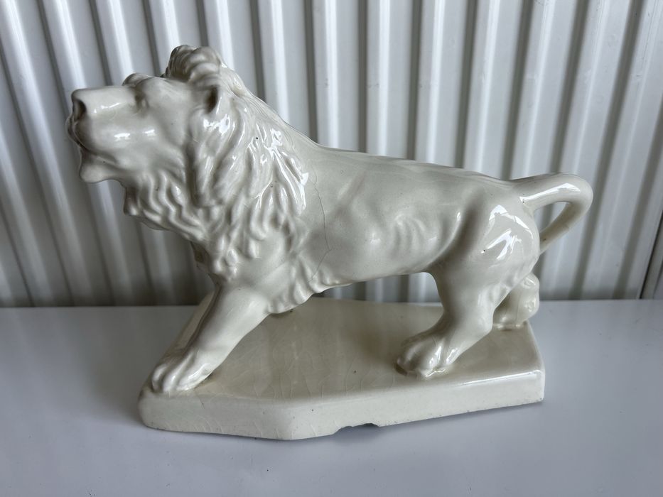 Ceramiczny "BIAŁY " LEW na postumencie Radom Marywil