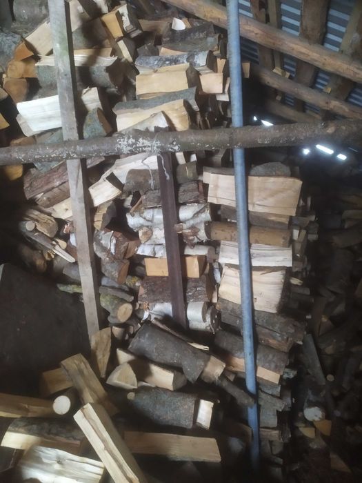 Drewno kominkowe opałowe suche brzoza klon jesion akacja dąb.