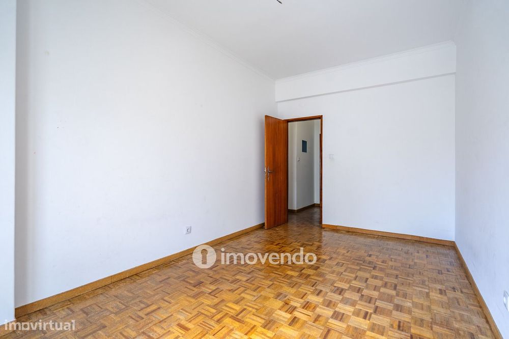 Apartamento T2, com boa luz natural, em Odivelas