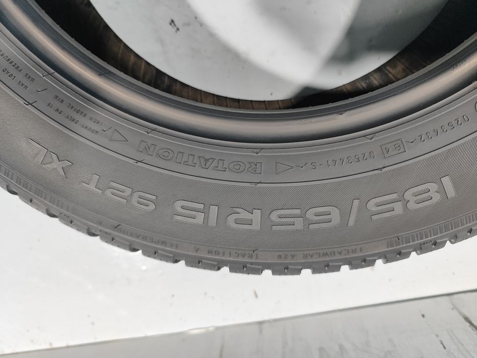 2 pneus semi novos 185-65R15 Nokian - Oferta dos portes