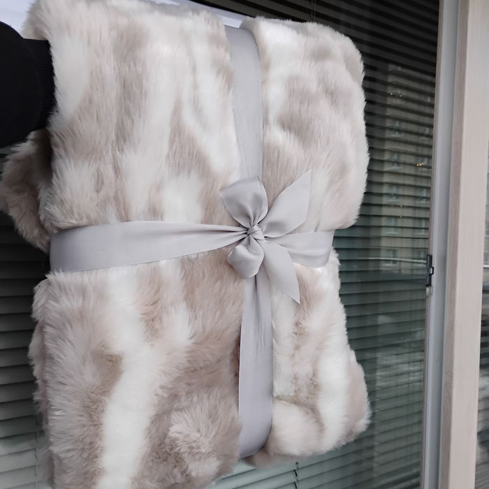 Koc o wyglądzie futra króliczego