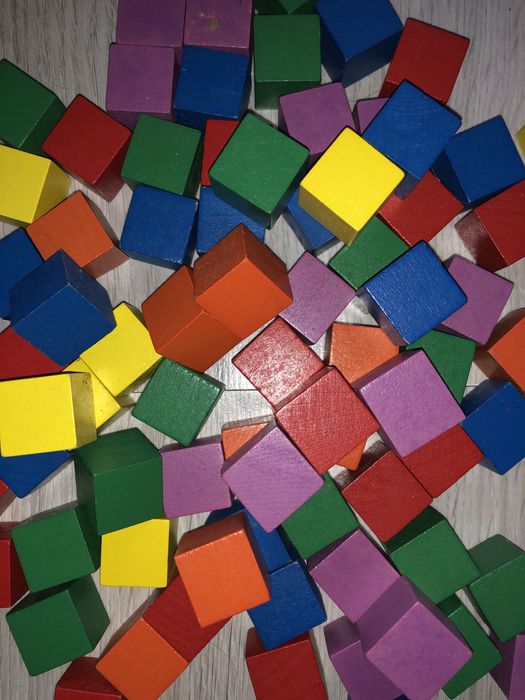 Деревянные цветные кубики 2х2 см , 93 шт , в корзинке равлик