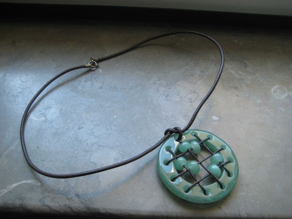 Colar couro c/fecho prata+pendente pedra semipreciosa verde(NOVO)