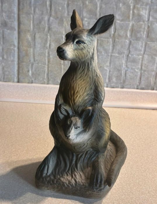 Figurka ceramiczna kangura – symbol miłości mamy i dziecka 17,5cm