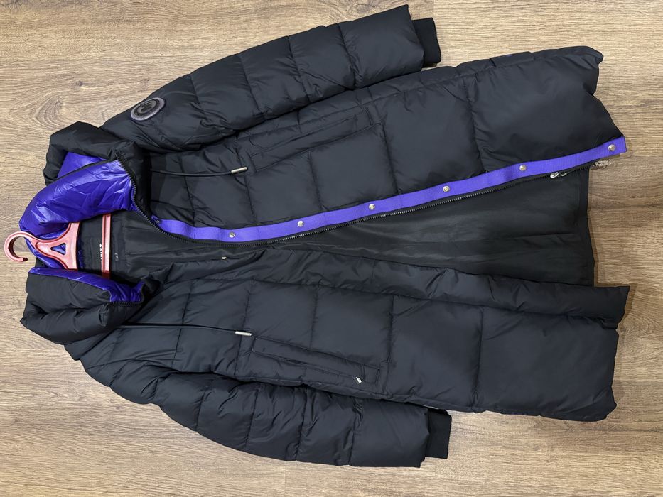 Продаю чорний пуховик, дуже теплий.